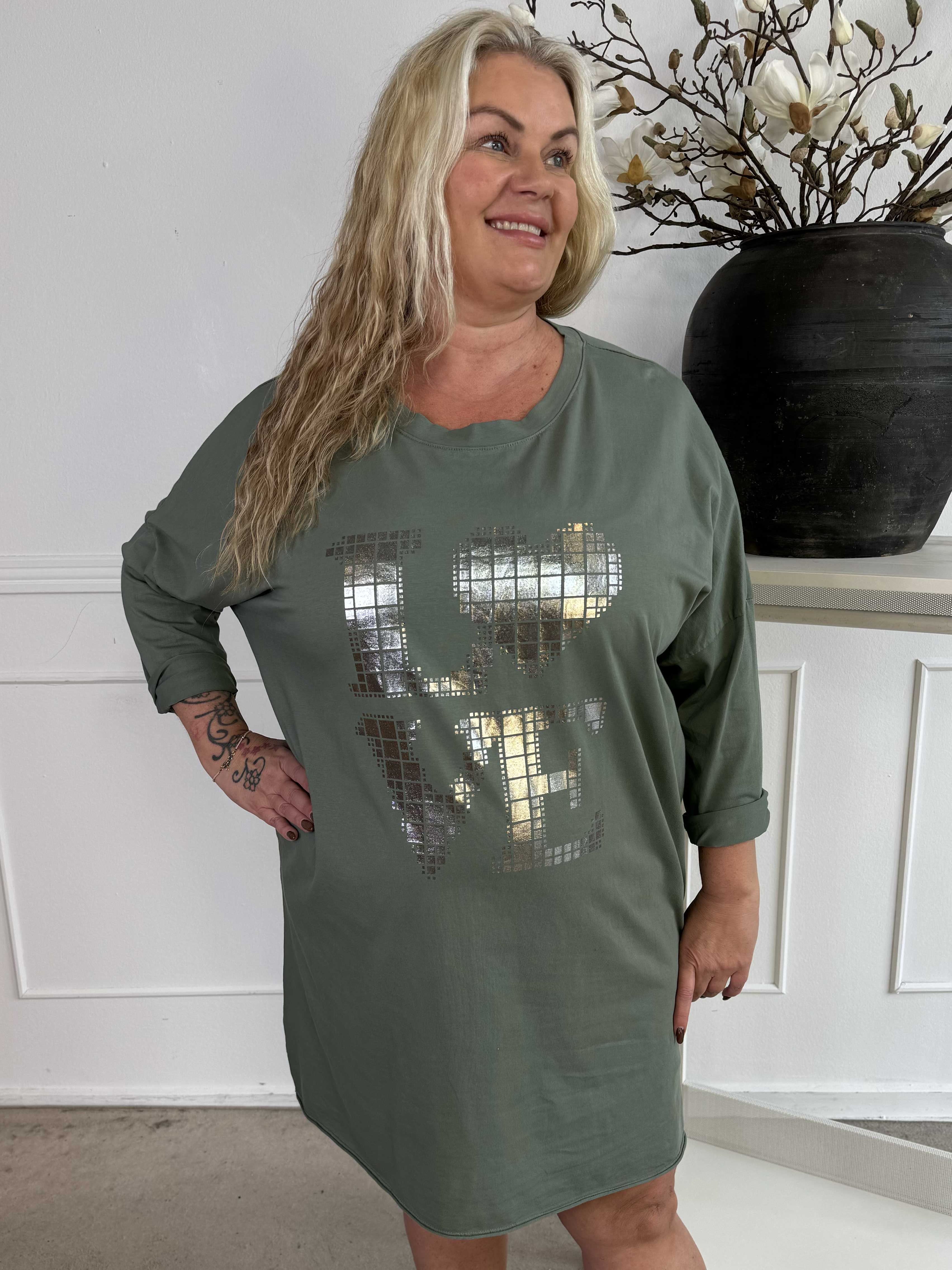 Oaklyn - Plus size joggingkjole i bomuld med sølv skrift foran